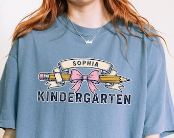 Camiseta personalizada para professores em cores confortáveis | Camiseta personalizada para professora de jardim de infância | Camiseta escolar com laço e estampa de lápis | Presente para a volta às aulas