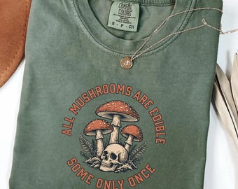 Todos os cogumelos são comestíveis, alguns apenas uma vez - Camiseta Comfort Colors, Camiseta engraçada de jardinagem, Camiseta com estampa botânica escura, Camiseta gótica para amantes de plantas