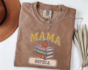 Camiseta personalizada School Mama Comfort Colors | Camiseta personalizada com pilha de livros e maçã | Presente para mães de alunos da pré-escola | Camiseta para a volta às aulas