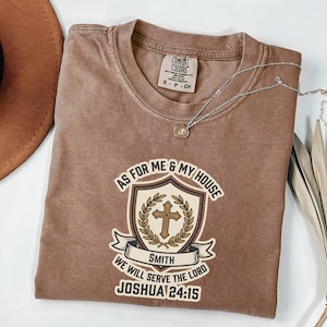 Benutzerdefinierte Vatertag Joshua 24:15 Schild Wappen T-Shirt | Wohlfühlfarben 1717 | Personalisiertes christliches Vati-Hemd | Vintage Familienschrift Geschenk