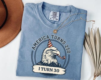 Camiseta personalizada comemorativa dos 250 anos dos EUA | Camiseta divertida com águia | Camiseta personalizada para o 4 de julho de 2026 | Comfort Colors® EUA - 250º aniversário