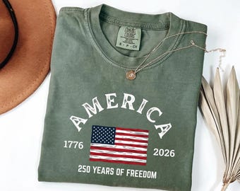 Camiseta Minimalista América 1776-2026 | Camiseta Comfort Colors com a Bandeira Vintage dos EUA | Presente Patriótico de 250 Anos de Liberdade para Homens e Mulheres (Retrô)