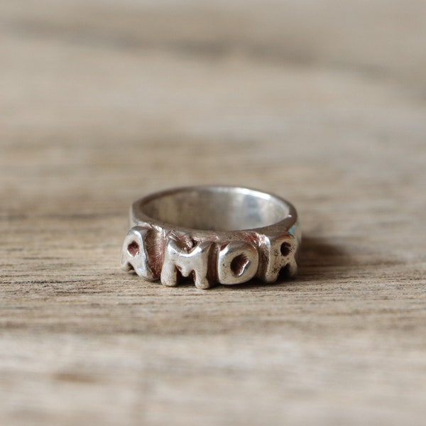 Bague d'amour en argent, bague amor, bague sculptée, cadeau de Saint Valentin pour elle, cadeau de petite amie, anneau de mot sculpté, anneau empilable, anneau fait sur mesure