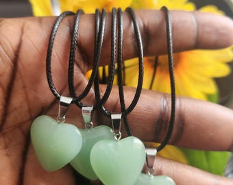Herzförmige Halskette aus Kunstharz mit Naturblüten | Handgefertigter Schmuck | Einzigartiges Geschenk für Frauen | Afro- und Boho-Stil
