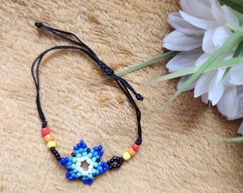 Bracciale Afritude con perline – Bracciale con fiori fatto a mano – Gioielli africani colorati – Bracciale regolabile artigianale – Regalo originale per donne
