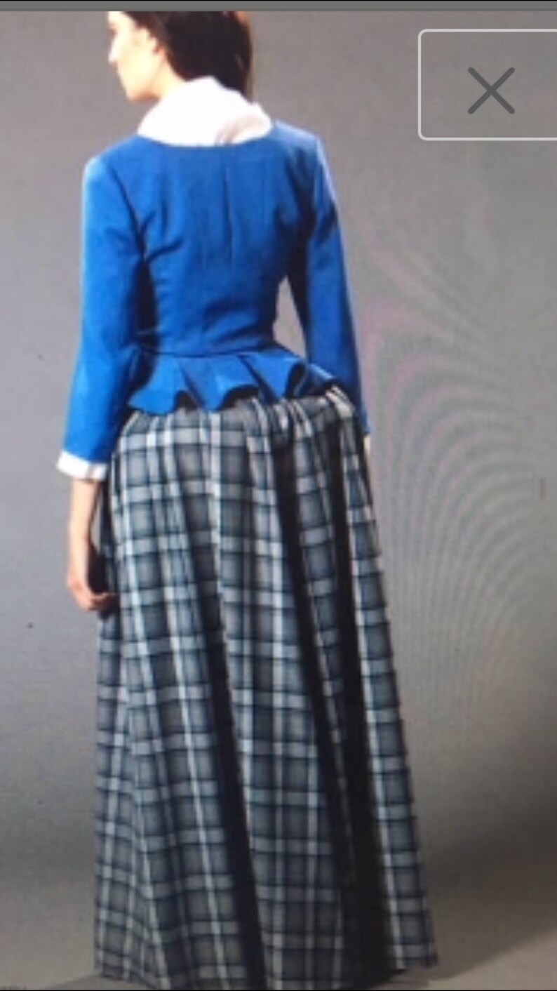 Puede incluir: Una mujer con una chaqueta azul con cuello blanco y una falda a cuadros.
