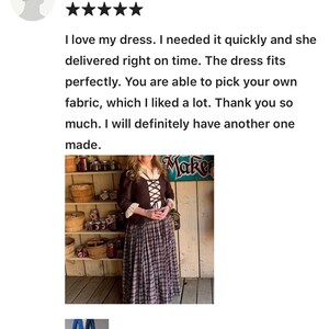 Puede incluir: Una mujer con un top colonial de peplum marr&oacute;n con un frente con cordones y una falda a cuadros. El top tiene mangas largas y un corpi&ntilde;o ajustado. La falda es completa y fluida. La mujer est&aacute; de pie frente a un edificio de madera con un letrero que dice "Maker".