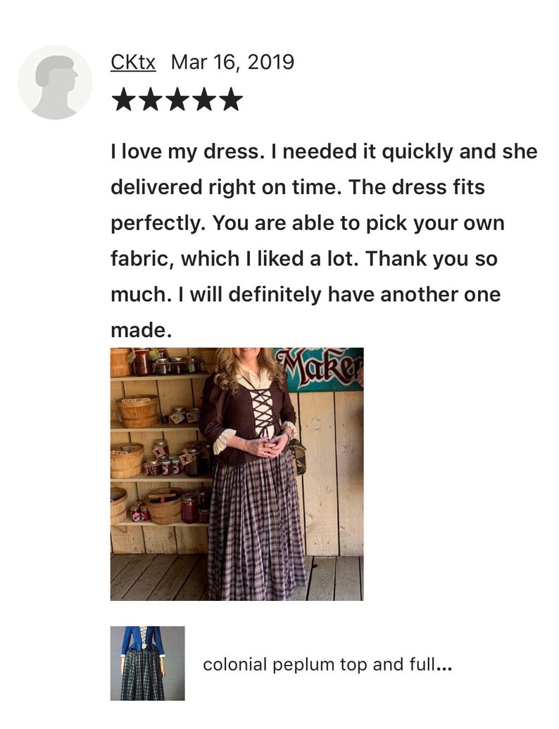 Puede incluir: Una mujer con un top colonial de peplum marr&oacute;n con un frente con cordones y una falda a cuadros. El top tiene mangas largas y un corpi&ntilde;o ajustado. La falda es completa y fluida. La mujer est&aacute; de pie frente a un edificio de madera con un letrero que dice "Maker".