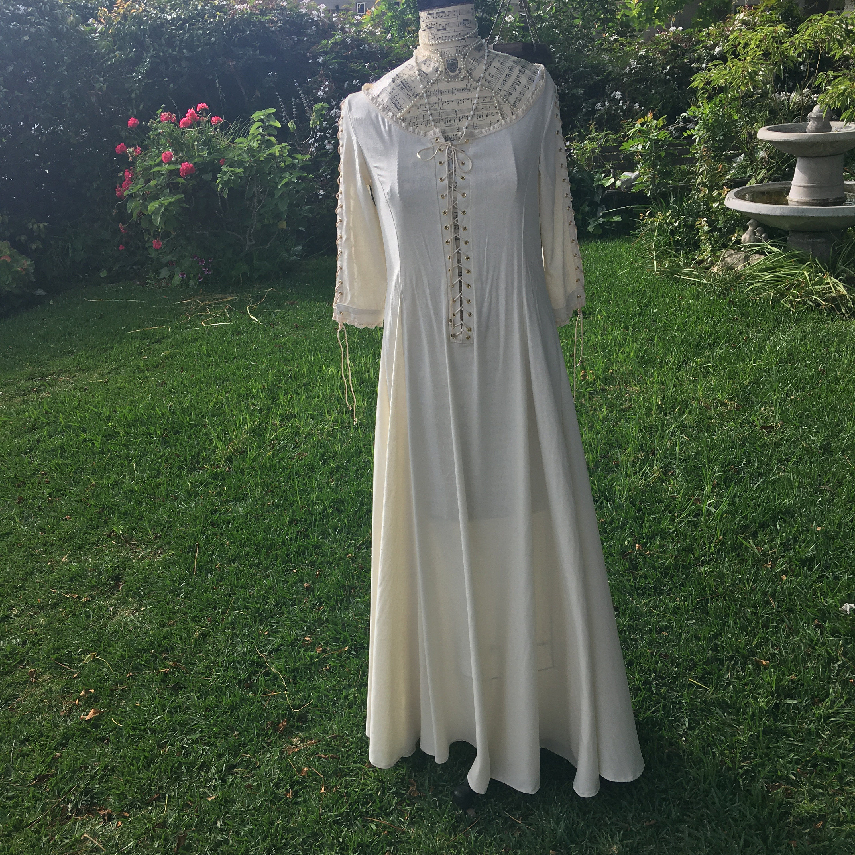 elizabeth swann white dress gold A cream Elizabeth Swann's 16 Pirates of