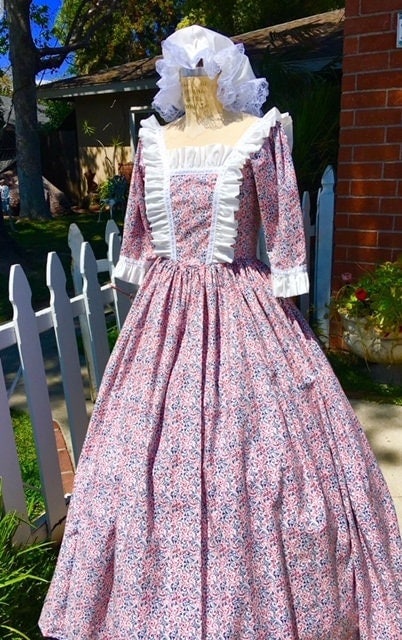 colonial dress women Woman Gown Dar Gown made to measurements choice of print please contact the store if planning on renting for longer Colonial Black & Gold Luxurious
