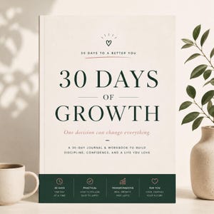 Puede incluir: Un diario titulado "30 Days of Growth" con el texto "30 Days to a Better You". La portada es de color crema con texto verde oscuro y un icono de corazón. El diario promete construir disciplina, confianza y una vida que ames.