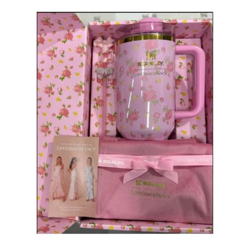 Pode incluir: Uma caneca Stanley Loveshackfancy rosa com al&ccedil;a, tampa e padr&atilde;o floral, apresentada numa caixa de presente a condizer. A caixa inclui uma colher de mexer rosa, uma bolsa rosa e um cart&atilde;o com o log&oacute;tipo Loveshackfancy.