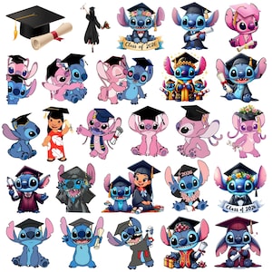 Puede incluir: Una colección de imágenes de dibujos animados con el personaje Stitch con atuendo de graduación. Stitch se representa en varias poses, usando gorras de graduación, togas y sosteniendo diplomas. Algunas imágenes incluyen el texto "Class of 2026".