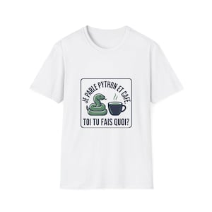 Puede incluir: Camiseta blanca con un diseño gráfico que presenta una serpiente verde, una taza de café y el texto "JE PARLE PYTHON ET CAFE. TOI TU FAIS QUOI?" en un cuadrado negro. El diseño está centrado en la parte delantera de la camiseta.