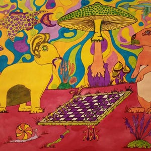 Puede incluir: Ilustración psicodélica vibrante con un león amarillo y un koala naranja con bigote, jugando al ajedrez. El fondo es una mezcla arremolinada de colores con setas y otros elementos caprichosos. También hay un caracol e insectos.