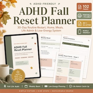 Może przedstawiać: Planer jesiennego resetu przyjazny dla osób z ADHD, zawierający 30-dniowy system restartu rutyny. Cyfrowy wyświetlacz pokazuje stronę tytułową, cotygodniowy reset, inwentaryzację spiżarni oraz karty niedzielnego resetu. Zawiera 102 strony.