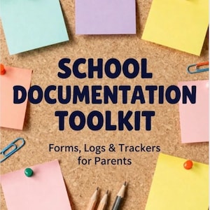 Può includere: Uno sfondo in sughero con il testo SCHOOL DOCUMENTATION TOOLKIT Forms, Logs & Trackers for Parents in carattere blu scuro. La bacheca è decorata con foglietti adesivi quadrati colorati, puntine, graffette e tre matite.