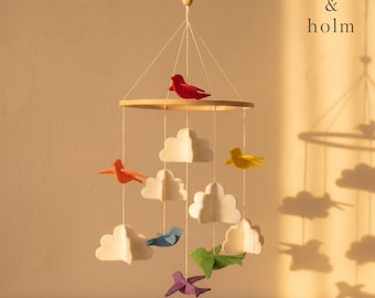 Regenboogvogelkwekerij mobiel, vilten babymobiel met wolken, wieg mobiel decor, Scandinavische kinderkamer hangend, babymobiel neutraal hout