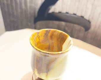 Calice da vino in pietra di onice naturale, realizzato a mano.