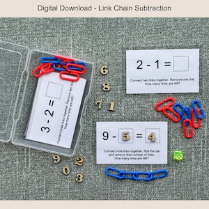 Könnte beinhalten: Ein Subtraktions-Lernset mit Karten, roten und blauen Kettengliedern, Holzzahlen und einem Würfel. Der Text "Digital Download - Link Chain Subtraction" steht oben. Auf den Karten sind Gleichungen wie 3-2= und 9-5=4 abgebildet.