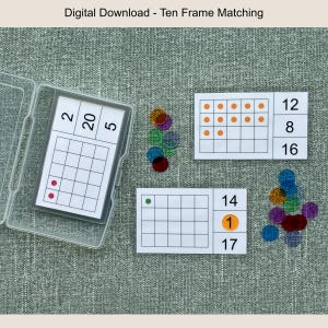 Puede incluir: Un juego de emparejamiento de diez marcos con tarjetas y contadores coloridos. Las tarjetas muestran números y cuadrículas de diez marcos. El texto "Digital Download - Ten Frame Matching" está en la parte superior. El juego incluye una caja de plástico transparente.
