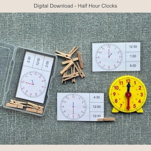 Op de afbeelding: Een set educatieve klokken van een half uur. De afbeelding bevat een gele klok, klokkaarten en houten wasknijpers. De klokken tonen verschillende tijden, met de tekst "Digital Download - Half Hour Clocks" bovenaan.