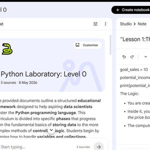 Può includere: Un'interfaccia digitale mostra una lezione di Python Laboratory. Lo schermo mostra testo, frammenti di codice e un logo di serpente verde. La lezione si intitola "Lezione 1: The Logic Box". L'interfaccia è per data scientist.