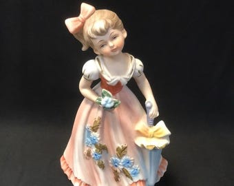 Marika's Original av Lefton Figur 5489 Flicka med blomma och paraply i rosa klänning