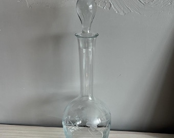 Decanter per vino Toscany con decorazioni floreali incise e tappo in vetro, prodotto in Romania.