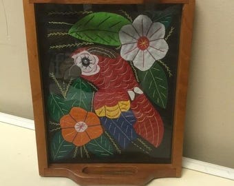 Vintage houten dienblad met Mola-volkskunst papegaai en bloemenstof onder glas