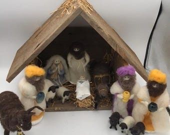 Ramshoornwol handgemaakt en gesigneerd gevilte wol 13 stuks kerststal met houten crèche