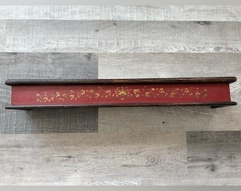 Mensola da parete vintage in stile chinoiserie, dipinta a mano di rosso e dorata.