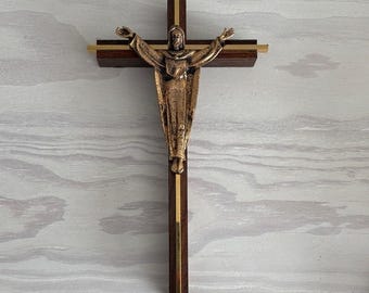 Crucifijo de Cristo Resucitado de madera y latón con los brazos extendidos