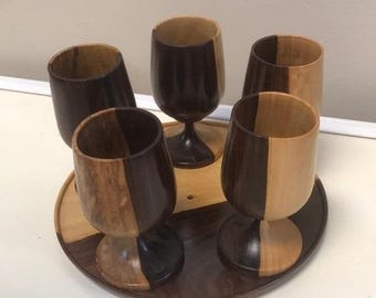 Vintage houten wijnbekers (5) met dienblad