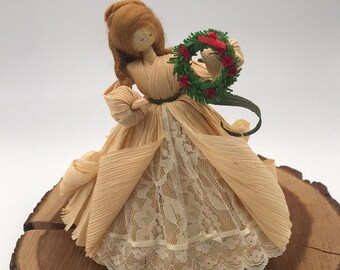 VTG Volkskunst Cornhusk Lady mit Kranz 20 cm hoch