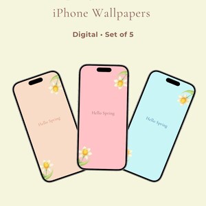 Könnte beinhalten: Digitale iPhone-Hintergründe mit Frühlingsästhetik. Das Bild zeigt drei Smartphones mit pastellfarbenen Bildschirmen in Rosa, Pfirsich und Blau, die jeweils "Hello Spring" und florale Akzente anzeigen. Dekorative Elemente: Biene, Blumen und Schmetterling.