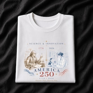 Könnte beinhalten: Ein weißes T-Shirt mit einem Grafikdruck, der den Text SCIENCE & INNOVATION, 1776, 2026, AMERICA 250 und Discover Then. Innovate Now. enthält. Das Design zeigt eine historische Figur mit einem Kolben und einen modernen Wissenschaftler.