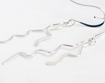 Sterling silver zig zag earrings - silver lightning bolt earrings - silver wire zigzag earrings - hammered wire earrings - minimalist