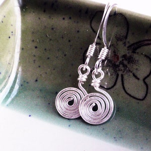 Minimalist earrings - spiral earings - hammered earrings - modern earrings - silver earrings - wire earrings