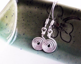 Boucles d'oreilles minimalistes - boucles d'oreilles en spirale - boucles d'oreilles martelées - boucles d'oreilles modernes - boucles d'oreilles en argent - boucles d'oreilles en fil de fer