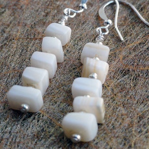 Boucles d'oreilles tour en nacre : éclats de coquillages en argent