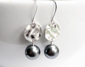 Gray pearl earrings - silver disc earrings - disc earrings - grey earrings - grey pearl earrings - silver and gray - hammered discs