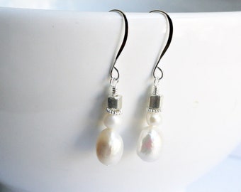 Pearl earrings - pearl snowman - novelty earrings - cream pearl earrings - snowmen earrings - white pearl earrings - christmas earrings