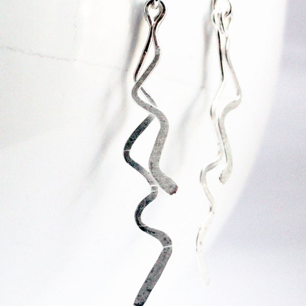 Boucles d'oreilles zigzag - boucles d'oreilles zigzag - zig zag en métal - zig zag argent - boucles d'oreilles martelées - fil martelé - argent martelé - boucles d'oreilles fil