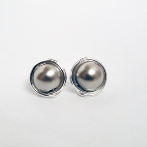 Clous d&#39;oreilles en perles - boucles d&#39;oreilles en forme de tige de perles - boucles d&#39;oreilles en perles d&#39;argent - clous d&#39;oreilles en argent - perles d&#39;argent - perles grises - boucles d&#39;oreilles grises