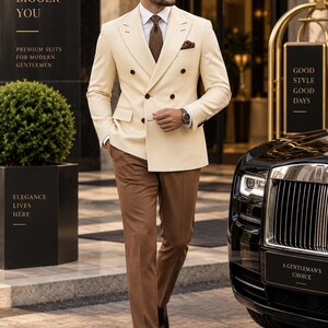 Könnte beinhalten: Ein cremefarbenes zweireihiges Sakko mit dunklen Knöpfen, ein weißes Hemd, eine braune strukturierte Krawatte und eine braune Hose. Das Bild enthält den Text: STYLE FOR A BIGGER YOU, PREMIUM SUITS FOR MODERN GENTLEMEN, ELEGANCE LIVES HERE, GOOD STYLE GOOD DAYS, A GENTLEMAN'S CHOICE.