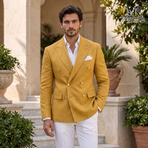 Könnte beinhalten: Ein senfgelber zweireihiger Blazer mit steigendem Revers, sechs goldfarbenen Knöpfen und zwei Pattentaschen, getragen über einem weißen Hemd mit weißem Einstecktuch. Das Logo FatherAndSon erscheint in der oberen rechten Ecke.
