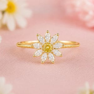 Anillo con forma de margarita, piedra preciosa amarilla, delicado diseño floral, minimalista, apilable, joyería inspirada en la naturaleza.