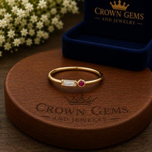 Anillo minimalista abierto de oro amarillo, regalo para ella - Circonita cúbica talla baguette, piedra natal de rubí