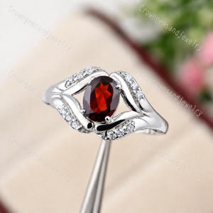 Rode robijnring 925 sterlingzilver, vintage geïnspireerde granaatring, diamanten accentbeloftering, elegant verlovingscadeau voor haar geluksring